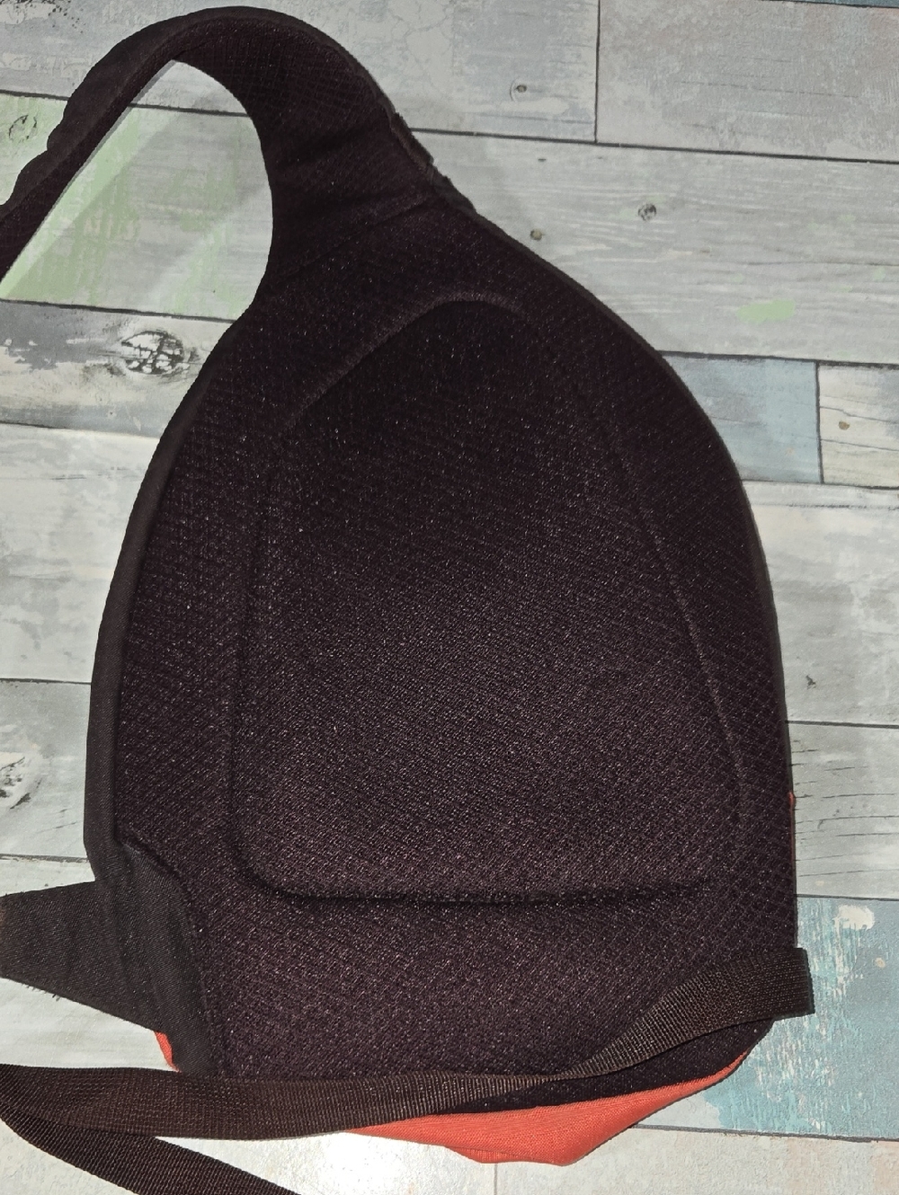 Patagonia red and black Atom 8L Sling Pack - Picture 6 of 10